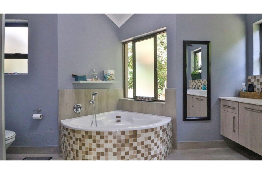6 Bedroom Property for Sale in Lovemore Park Eastern Cape